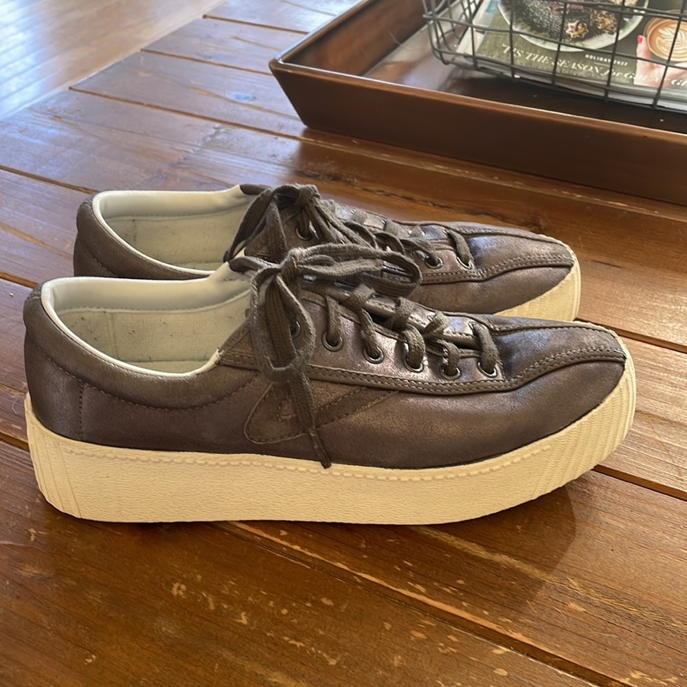 Tretorn Platform Metallic Leather Sneaker Size 7